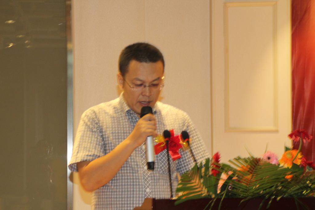 非物质文化遗产处副处长解建宝宣读文件