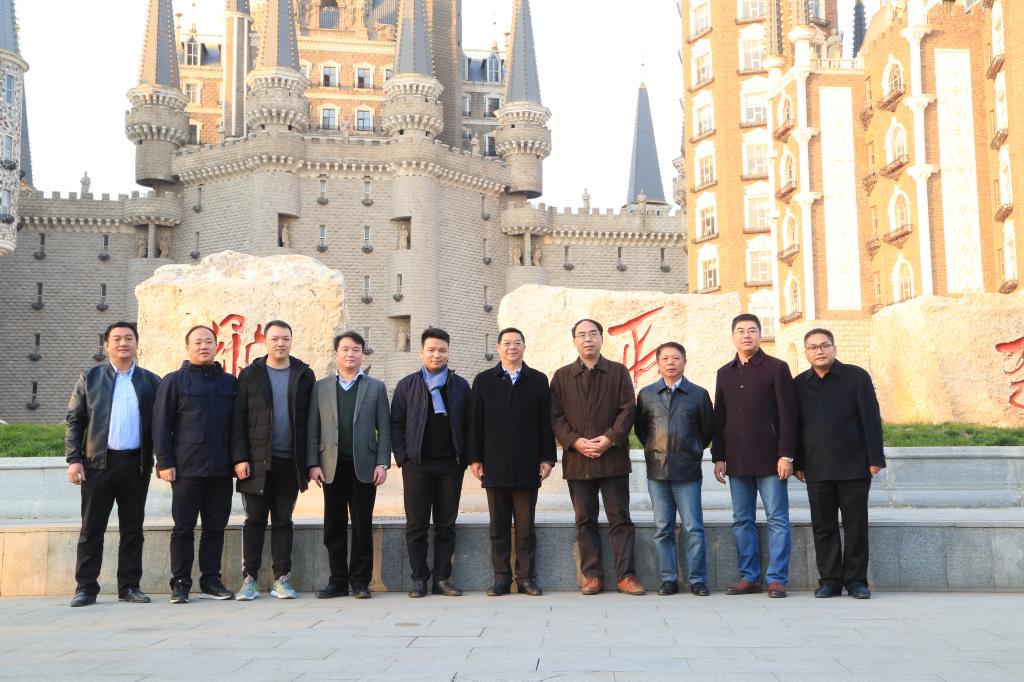 校领导与刘润保书记一行在帝国广场合影