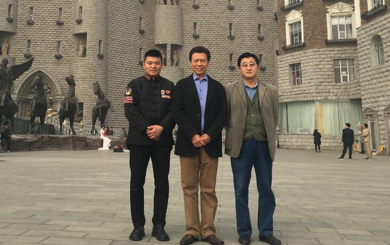 传媒学院王峰院长陪同杨步亭局长参观