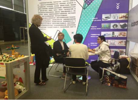 我院教师与国外企业老总交谈