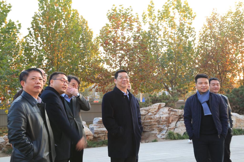 各级领导参观校园建设
