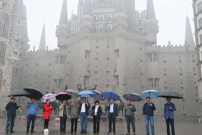 廷山副厅长一行与校领导在城堡前雨中合影