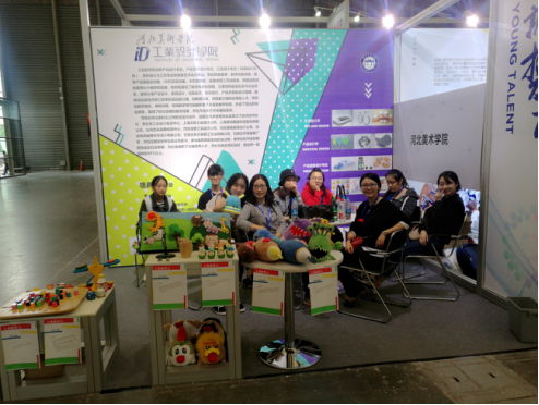 参展的部分师生在展会现场