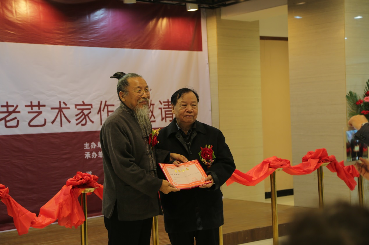 甄忠义校长为张蒲生先生颁发收藏证书